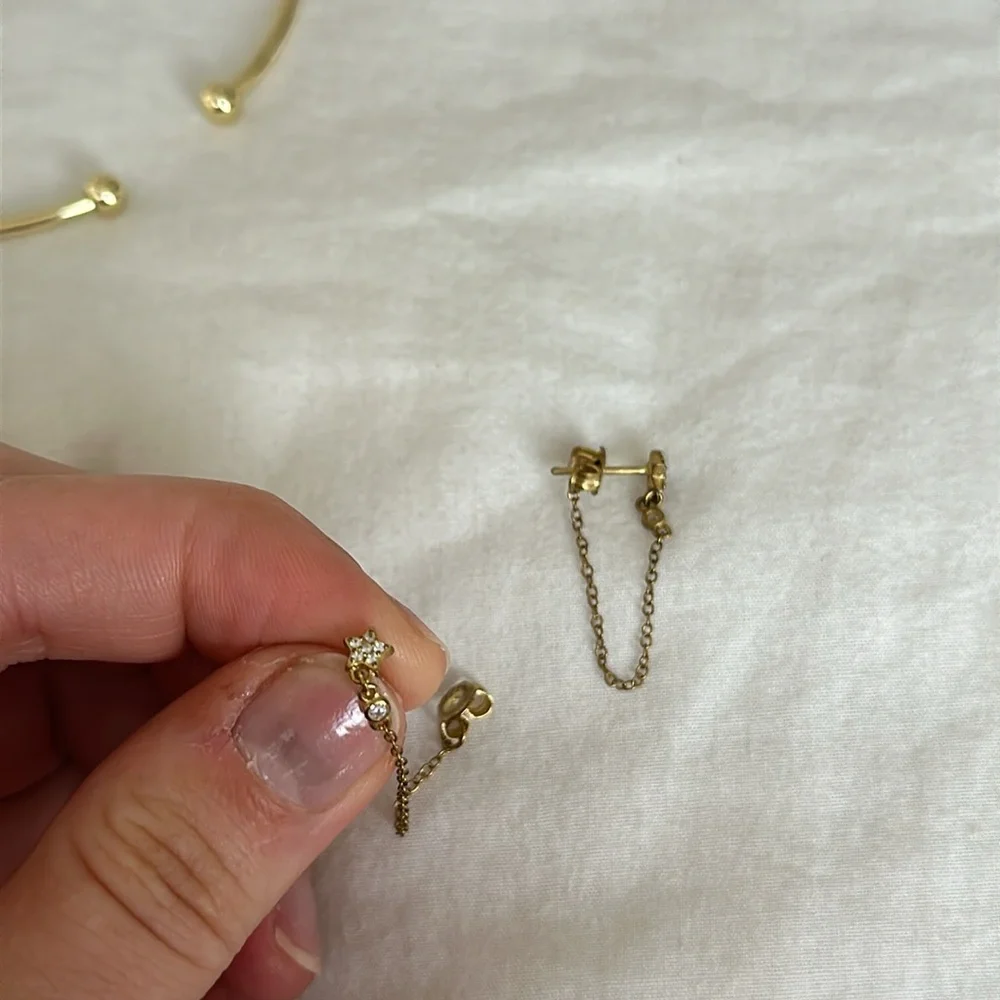NWOT Gold Shimmering Star Chain Earrings OS